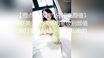 KTV女厕偷窥条纹衫美女嘘嘘尿完还不走占着茅坑