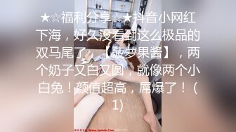 ⚫️⚫️推特百变萝莉风极品一线天无毛馒头B反差小嫩妹【莉莉嗷】微信门槛私拍福利，自摸足交